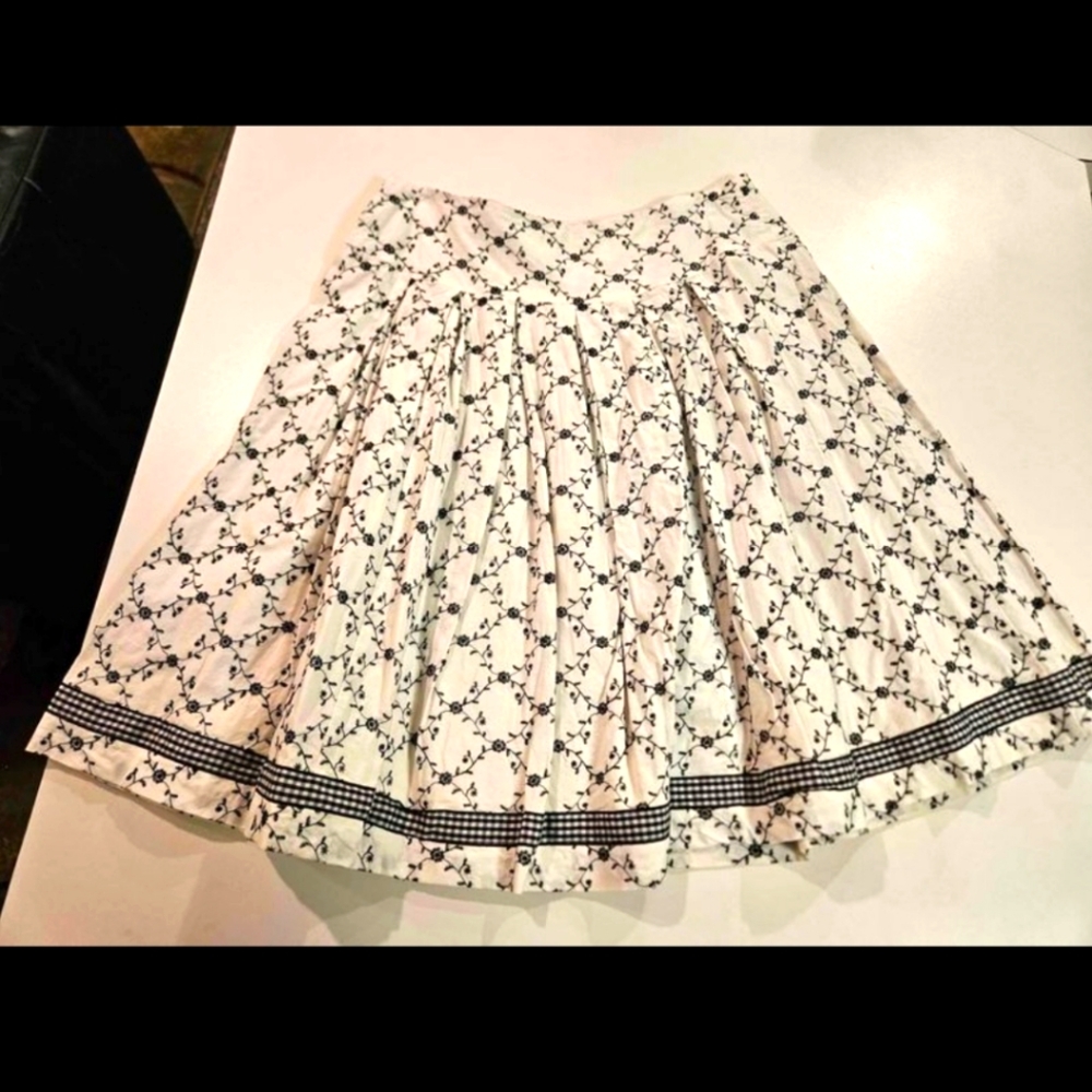 Women's Circle Skirt Size 8 Stitched flower design By Autograph NEW YORK